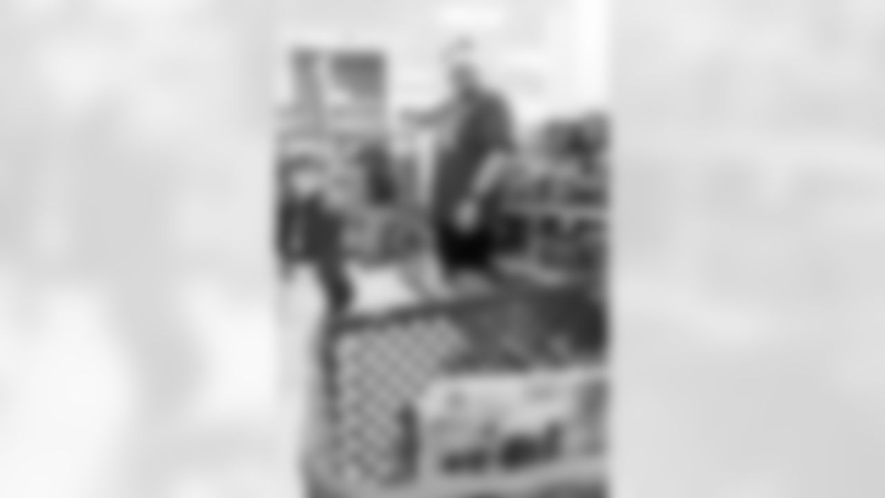 TAMPA, FL - December 15, 2025 - The Tampa Bay Buccaneers offensive line hosts the annual 'O-Line Lights Up Christmas' event providing holiday shopping sprees for local children. Photo By Kyle Zedaker/Tampa Bay Buccaneers