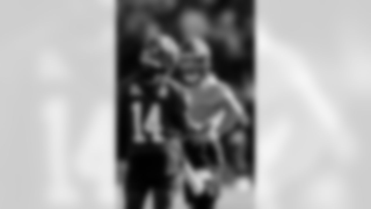 TAMPA, FL - November 20, 2025 - Wide Receiver Chris Godwin #14 and Quarterback Baker Mayfield #6 of the Tampa Bay Buccaneers during practice at AdventHealth Training Center. Photo By Tori Richman/Tampa Bay Buccaneers