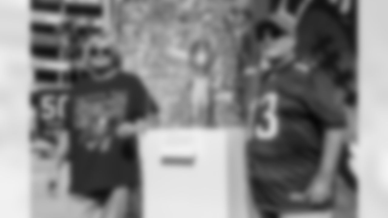 TAMPA, FL - November 30, 2025 - Fans at Bucs Beach before the game between the Arizona Cardinals and Tampa Bay Buccaneers. The Bucs won the game, 20-17. Photo By Dave Pullis/Tampa Bay Buccaneers