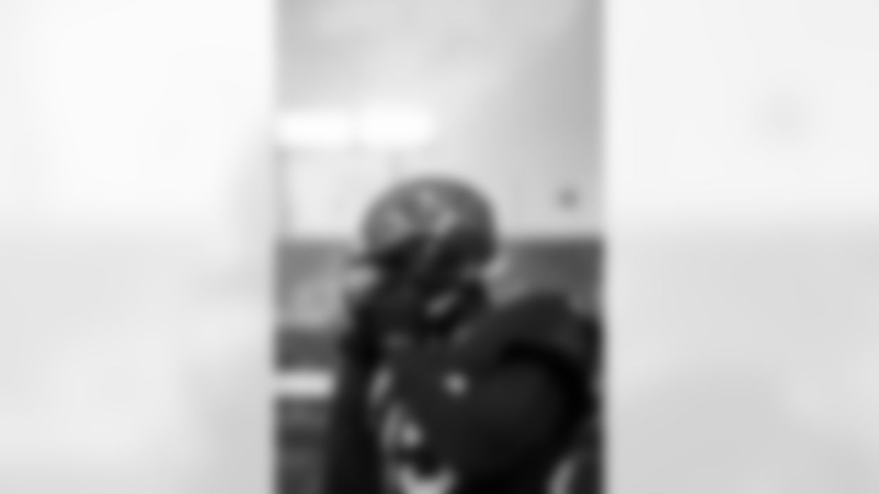 TAMPA, FL - August 09, 2025 - Linebacker Deion Jones #45 of the Tampa Bay Buccaneers before the preseason game between the Tennessee Titans and Tampa Bay Buccaneers. The Bucs won the game, 29-7. Photo By Tori Richman/Tampa Bay Buccaneers