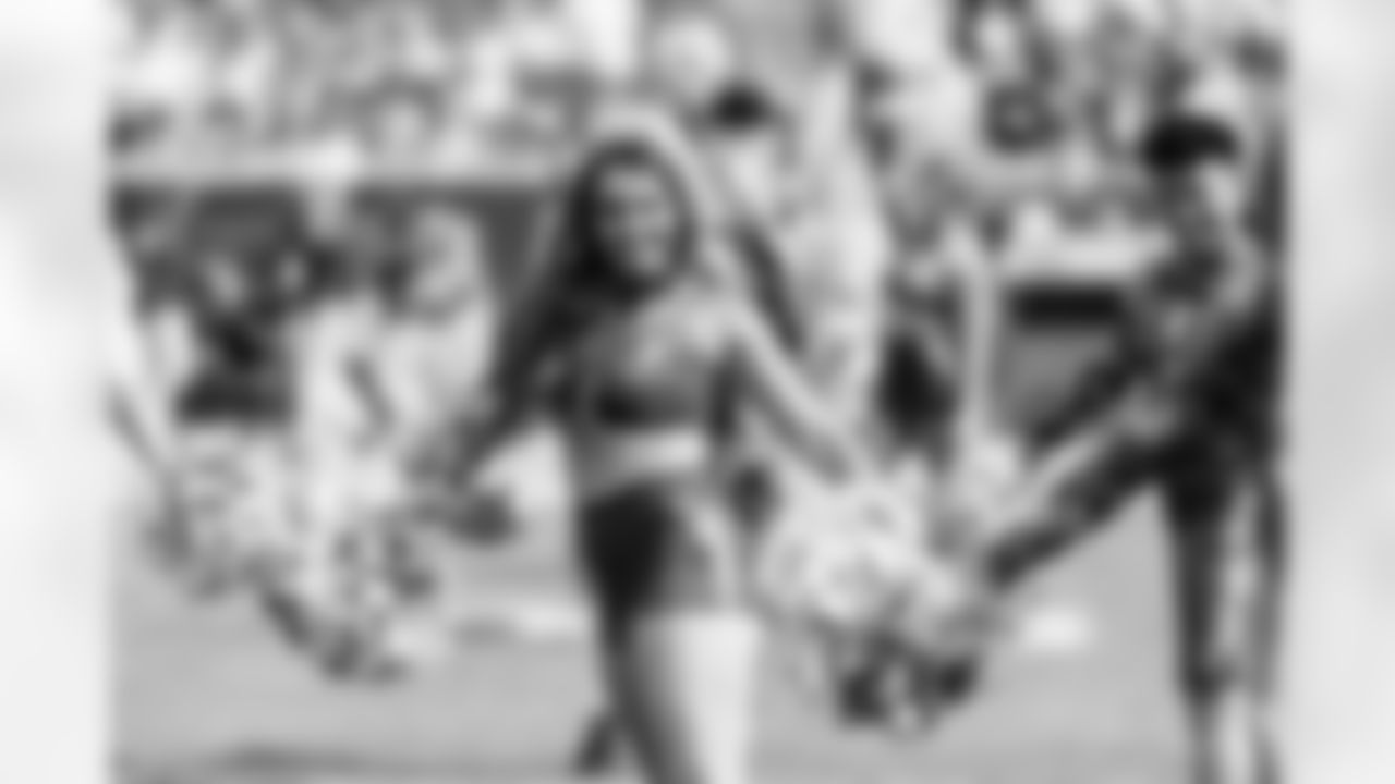 TAMPA, FL - November 09, 2025 - Tampa Bay Buccaneers Cheerleaders before the game between the New England Patriots and Tampa Bay Buccaneers. The Bucs lost the game, 28-23. Photo By Tori Richman/Tampa Bay Buccaneers