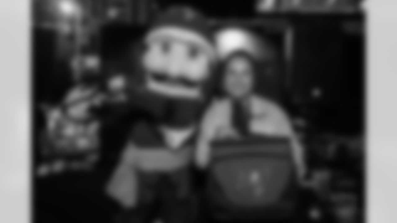 ST. PETERSBURG, FL - November 13, 2025 - Captain Fear during "Bucs Run" Raise The Flags event with Pinellas Run Club at Park & Rec in St. Petersburg. Photo By Doug DeFelice/Tampa Bay Buccaneers