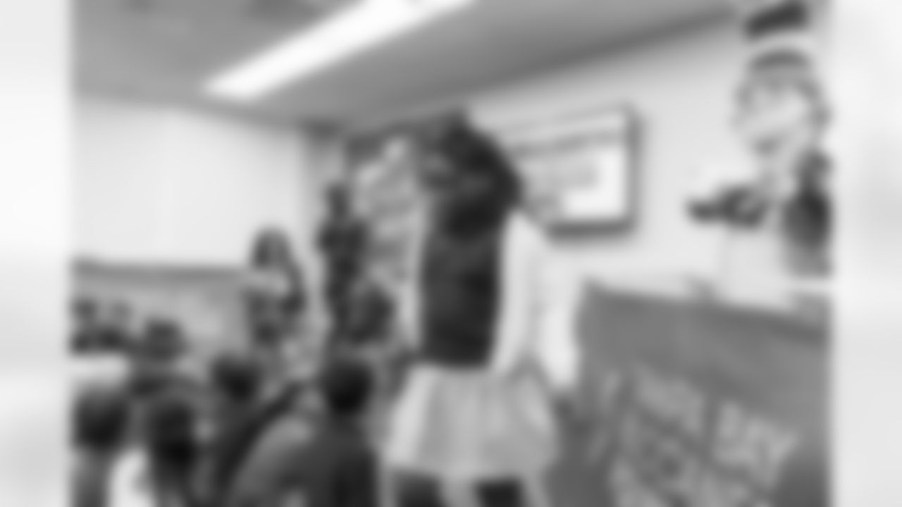 TAMPA, FL - March 03, 2026 - The Tampa Bay Buccaneers and Dr. Seuss Enterprises celebrate National Reading Month at Potter Elementary School. Photo By Doug DeFelice/Tampa Bay Buccaneers