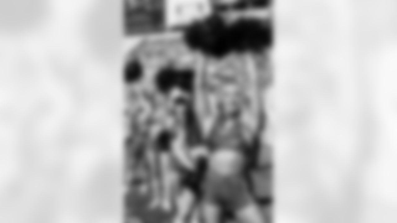 TAMPA, FL - November 30, 2025 - Tampa Bay Buccaneers Cheerleaders during the game between the Arizona Cardinals and Tampa Bay Buccaneers. The Bucs won the game, 20-17. Photo By Tori Richman/Tampa Bay Buccaneers