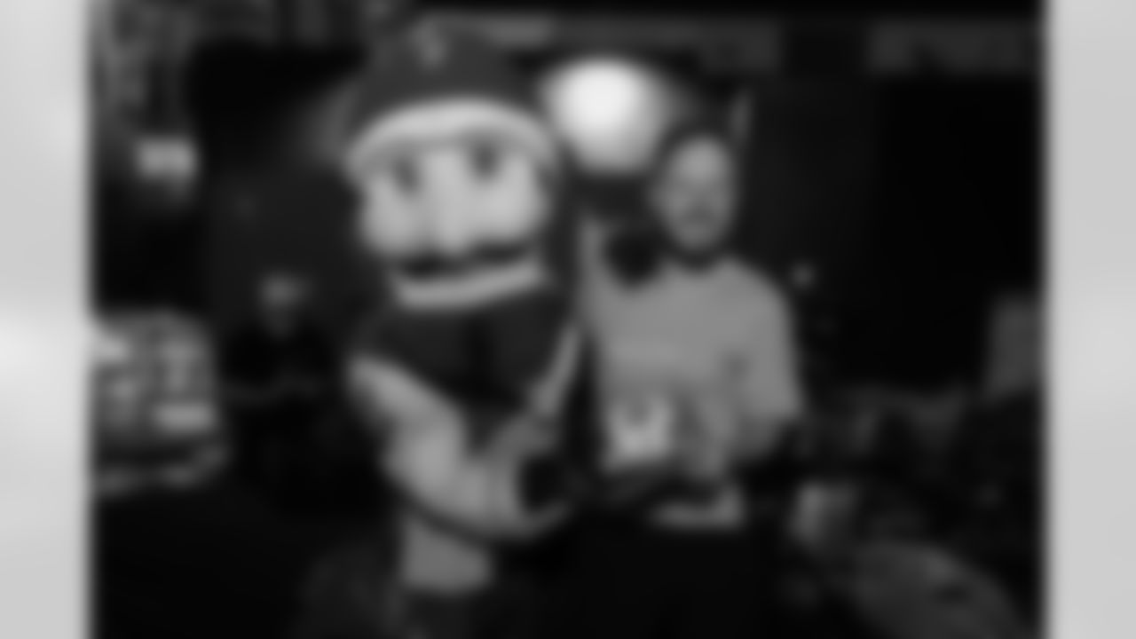 ST. PETERSBURG, FL - November 13, 2025 - Captain Fear during "Bucs Run" Raise The Flags event with Pinellas Run Club at Park & Rec in St. Petersburg. Photo By Doug DeFelice/Tampa Bay Buccaneers