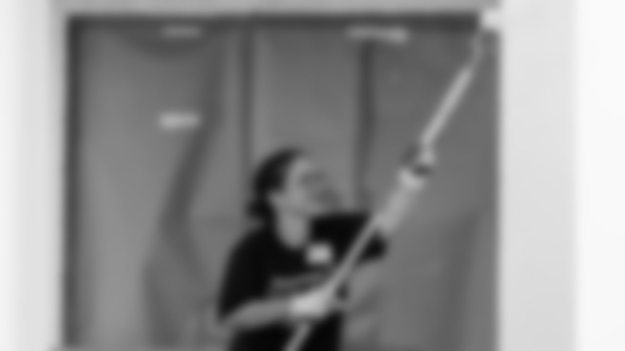 TAMPA, FL - November 18, 2025 - Volunteers during a home build with Habitat for Humanity of Tampa Bay Hillsborough. Photo By Doug DeFelice/Tampa Bay Buccaneers