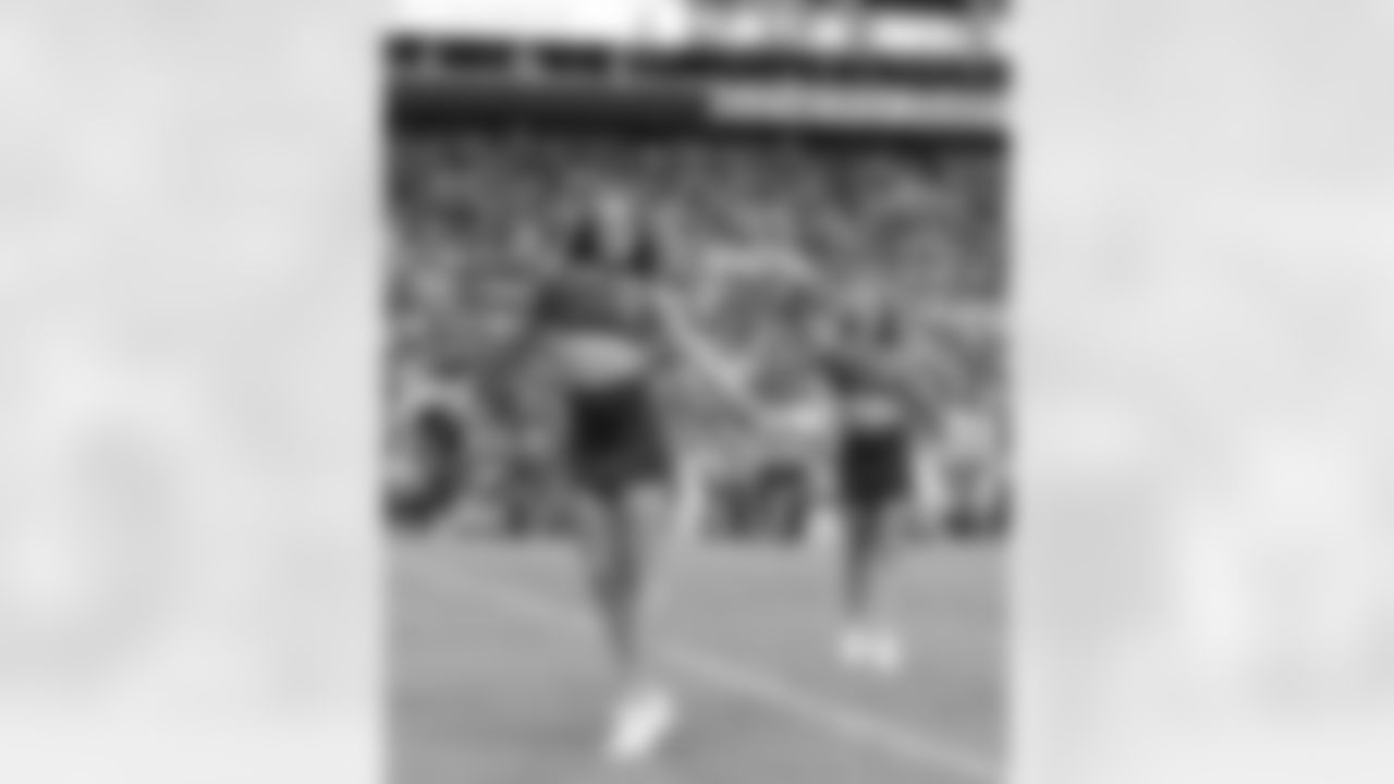 TAMPA, FL - November 09, 2025 - Tampa Bay Buccaneers Cheerleaders during the game between the New England Patriots and Tampa Bay Buccaneers. The Bucs lost the game, 28-23. Photo By Doug DeFelice/Tampa Bay Buccaneers