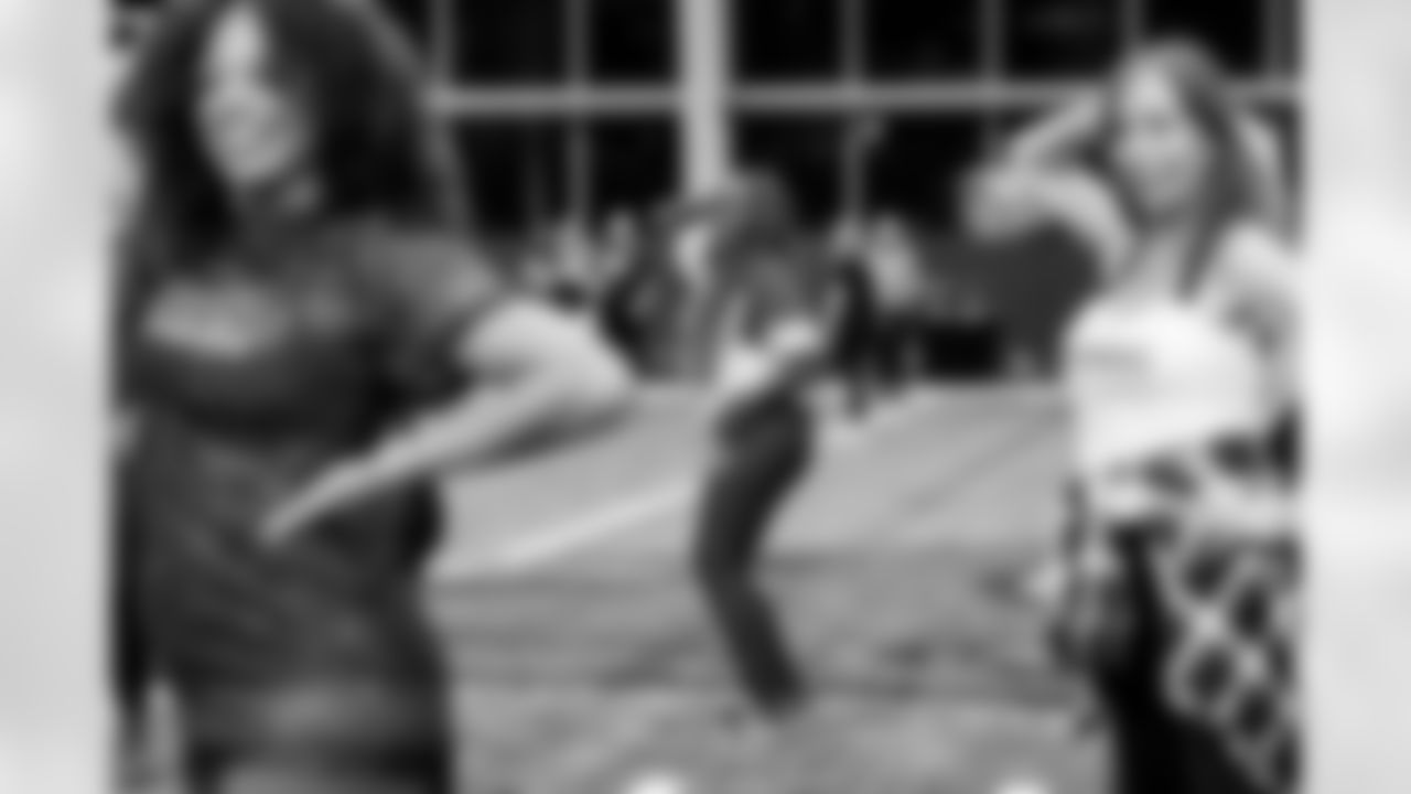 TAMPA, FL - November 19, 2025 - Tampa Bay Buccaneers Cheerleaders and Alumni during Field Rehearsal at AdventHealth Training Center. Photo By Tori Richman/Tampa Bay Buccaneers