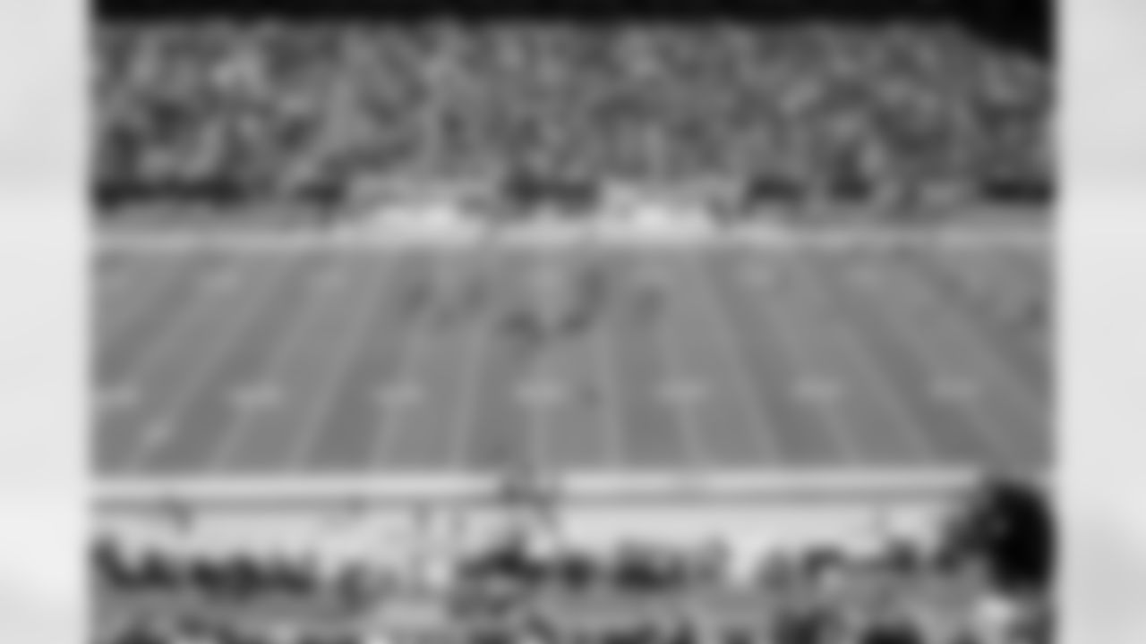 TAMPA, FL - November 30, 2025 - Tampa Bay Buccaneers Cheerleaders during the game between the Arizona Cardinals and Tampa Bay Buccaneers. The Bucs won the game, 20-17. Photo By Mike Carlson/Tampa Bay Buccaneers