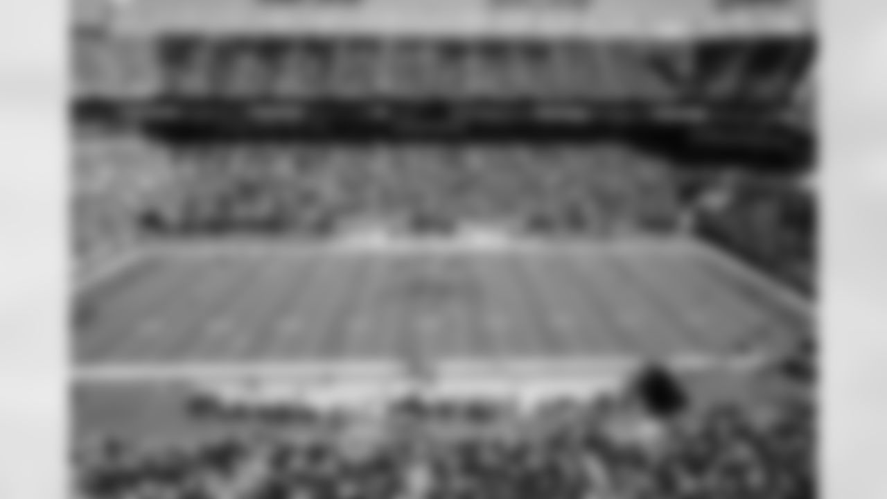 TAMPA, FL - November 30, 2025 - Tampa Bay Buccaneers Cheerleaders during the game between the Arizona Cardinals and Tampa Bay Buccaneers. The Bucs won the game, 20-17. Photo By Mike Carlson/Tampa Bay Buccaneers