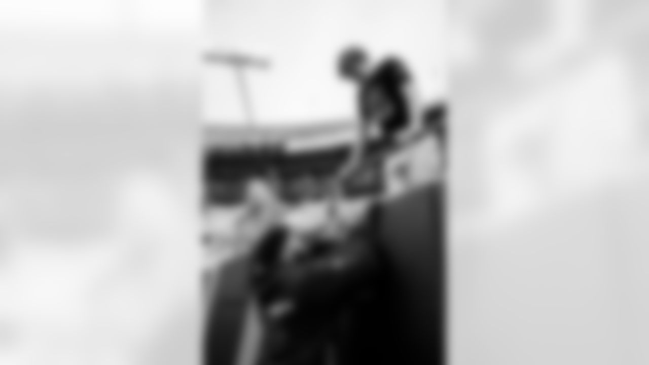 CHARLOTTE, NC - December 21, 2025 - Tackle Tristan Wirfs #78 of the Tampa Bay Buccaneers before the game between the Tampa Bay Buccaneers and Carolina Panthers. The Bucs lost the game, 23-20. Photo By Tori Richman/Tampa Bay Buccaneers