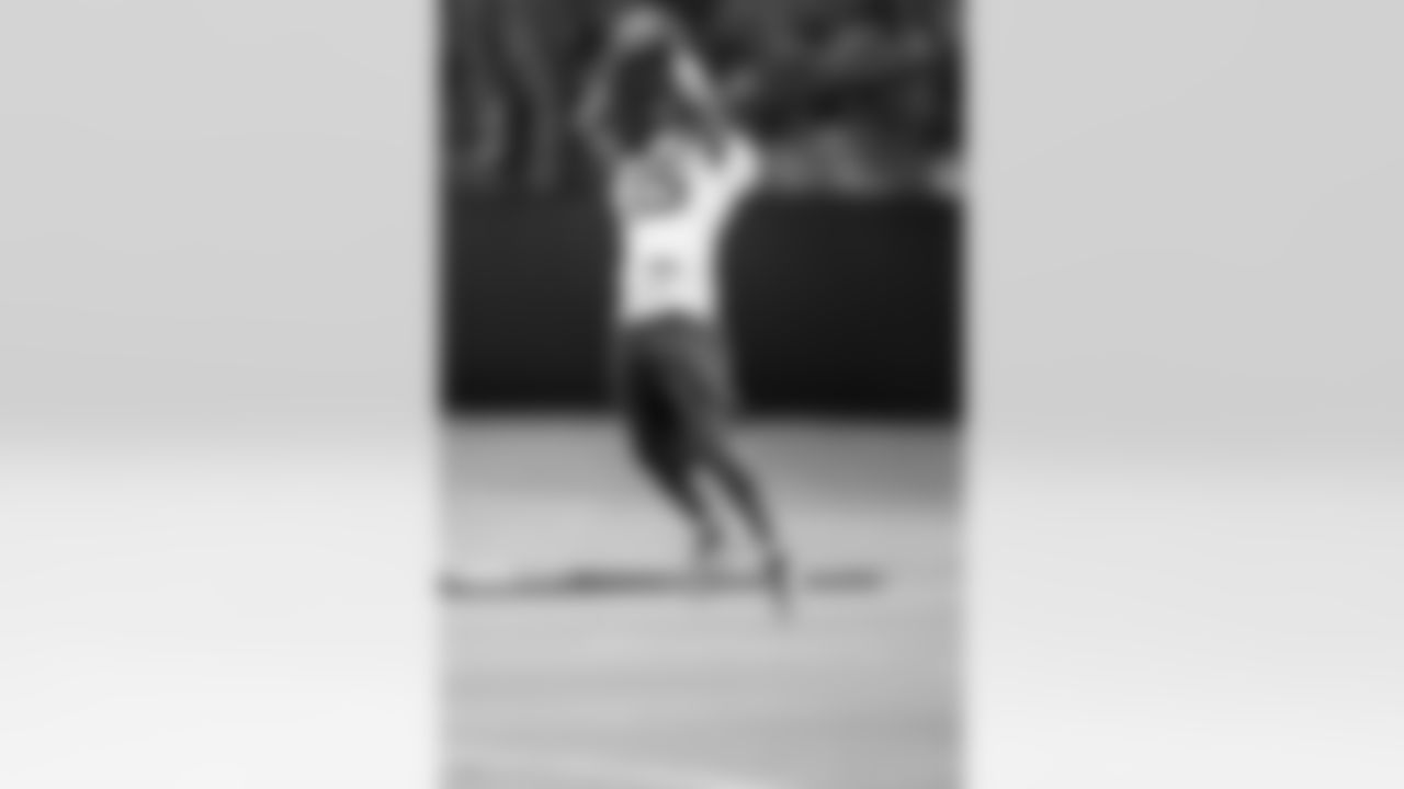 TAMPA, FL - November 06, 2025 - Wide Receiver Tez Johnson #15 of the Tampa Bay Buccaneers during practice at AdventHealth Training Center. Photo By Tori Richman/Tampa Bay Buccaneers