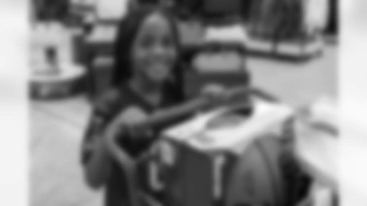 TAMPA, FL - December 16, 2025 - Antoine Winfield Jr. Holiday Shopping Spree at Dick's House of Sport International Plaza. Photo By Mike Carlson/Tampa Bay Buccaneers