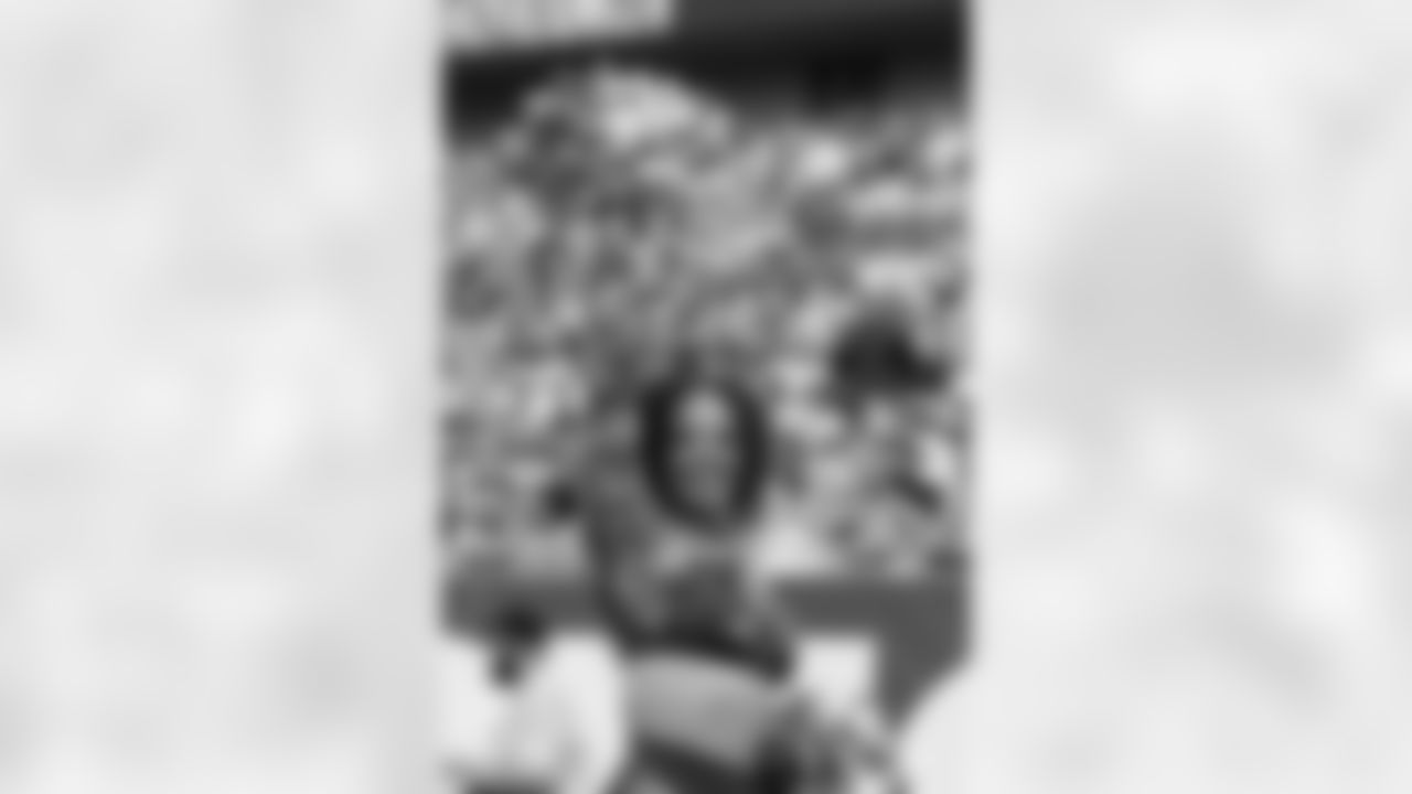 TAMPA, FL - November 09, 2025 - Tampa Bay Buccaneers Cheerleaders during the game between the New England Patriots and Tampa Bay Buccaneers. The Bucs lost the game, 28-23. Photo By Doug DeFelice/Tampa Bay Buccaneers