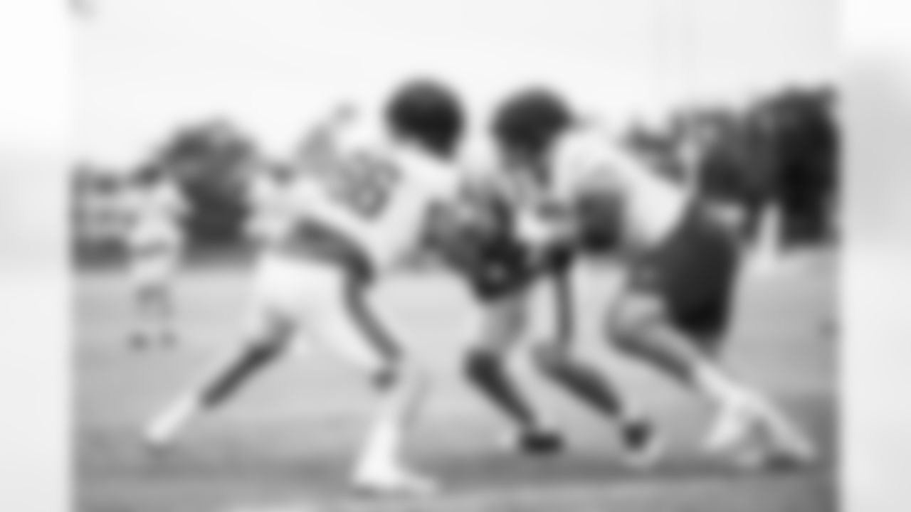 TAMPA, FL - November 06, 2025 - Guard Ben Scott #66 and Guard Ben Bredeson #68 of the Tampa Bay Buccaneers during practice at AdventHealth Training Center. Photo By Tori Richman/Tampa Bay Buccaneers