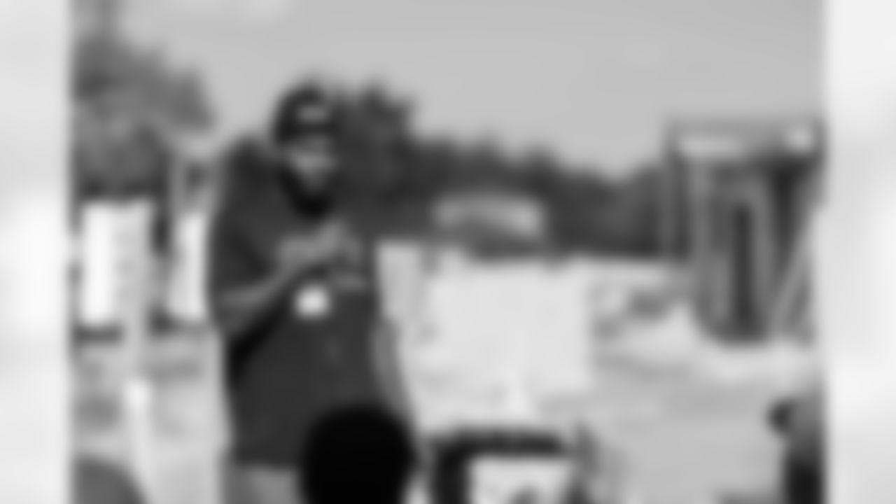 TAMPA, FL - November 18, 2025 - Tight End Devin Culp #82 of the Tampa Bay Buccaneers during a home build with Habitat for Humanity of Tampa Bay Hillsborough. Photo By Doug DeFelice/Tampa Bay Buccaneers