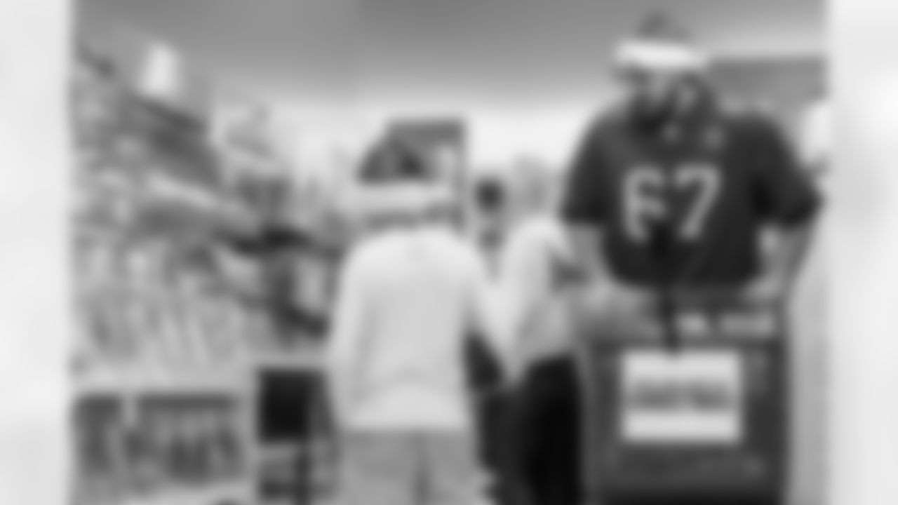 TAMPA, FL - December 15, 2025 - The Tampa Bay Buccaneers offensive line hosts the annual 'O-Line Lights Up Christmas' event providing holiday shopping sprees for local children. Photo By Kyle Zedaker/Tampa Bay Buccaneers