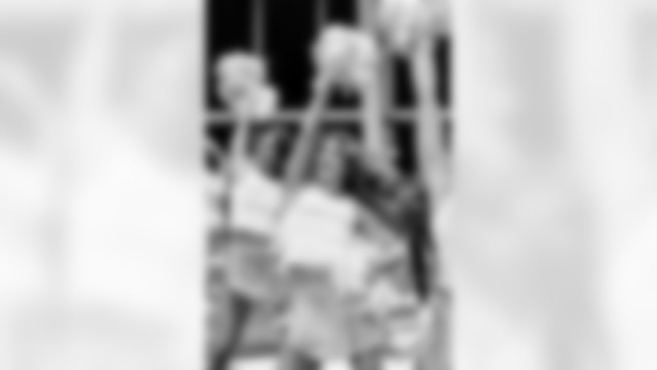 TAMPA, FL - December 09, 2025 - Tampa Bay Buccaneers Cheerleaders during Field Rehearsal at AdventHealth Training Center. Photo By Tori Richman/Tampa Bay Buccaneers