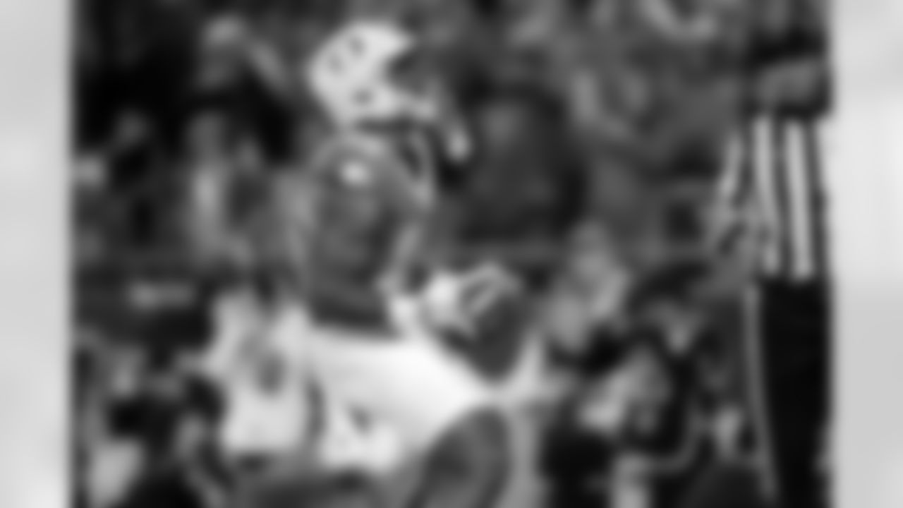 Oregon tight end Kenyon Sadiq (18) reacts after a run that was later determined to not be a touchdown during the first half of an NCAA college football game against Minnesota, Friday, Nov. 14, 2025, in Eugene, Ore. (AP Photo/Lydia Ely)