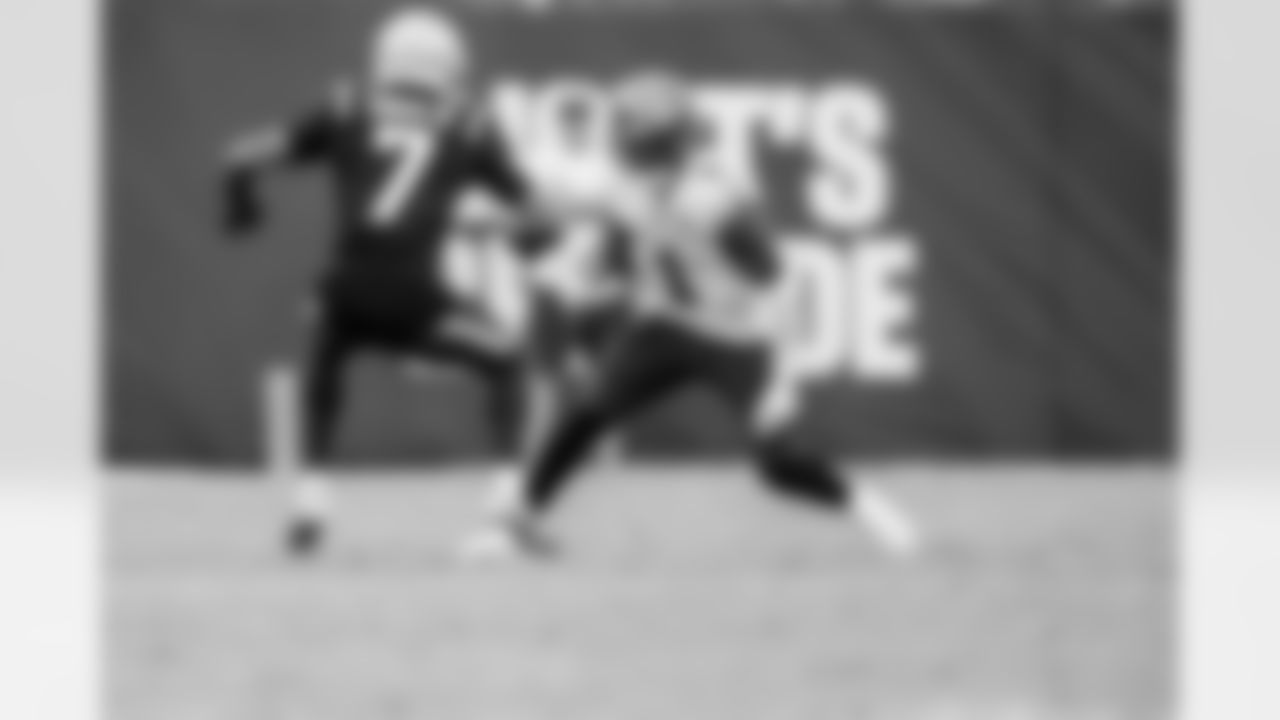 TAMPA, FL - November 09, 2025 - Running Back Rachaad White #1 of the Tampa Bay Buccaneers during the game between the New England Patriots and Tampa Bay Buccaneers. The Bucs lost the game, 28-23. Photo By Tori Richman/Tampa Bay Buccaneers