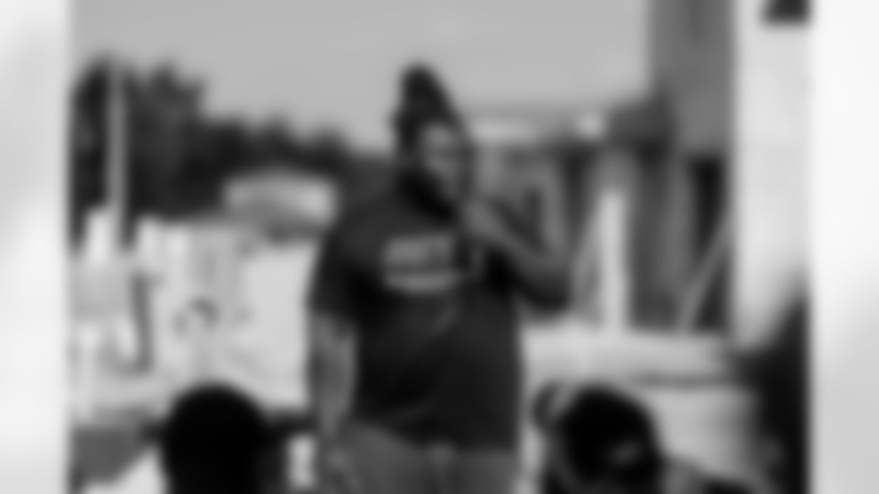 TAMPA, FL - November 18, 2025 - Defensive Lineman Elijah Simmons #92 of the Tampa Bay Buccaneers during a home build with Habitat for Humanity of Tampa Bay Hillsborough. Photo By Doug DeFelice/Tampa Bay Buccaneers