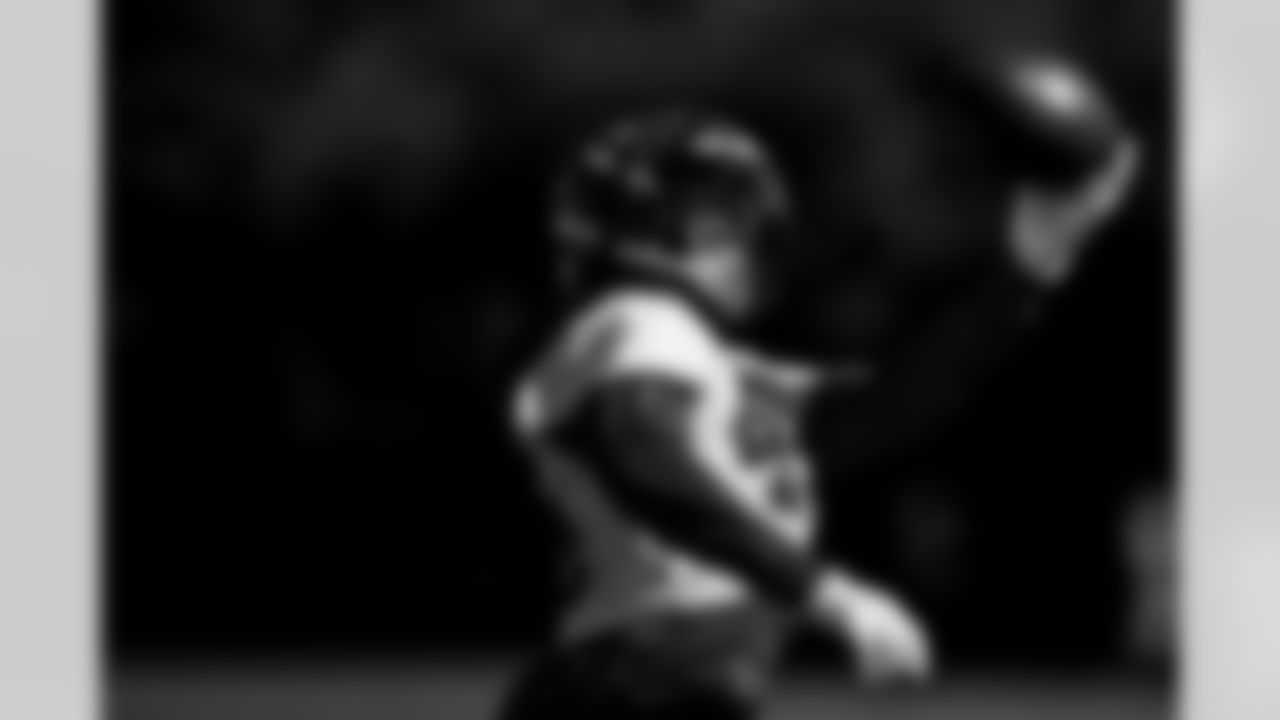 TAMPA, FL - November 28, 2025 - Linebacker Deion Jones #45 of the Tampa Bay Buccaneers during practice at AdventHealth Training Center. Photo By Kyle Zedaker/Tampa Bay Buccaneers