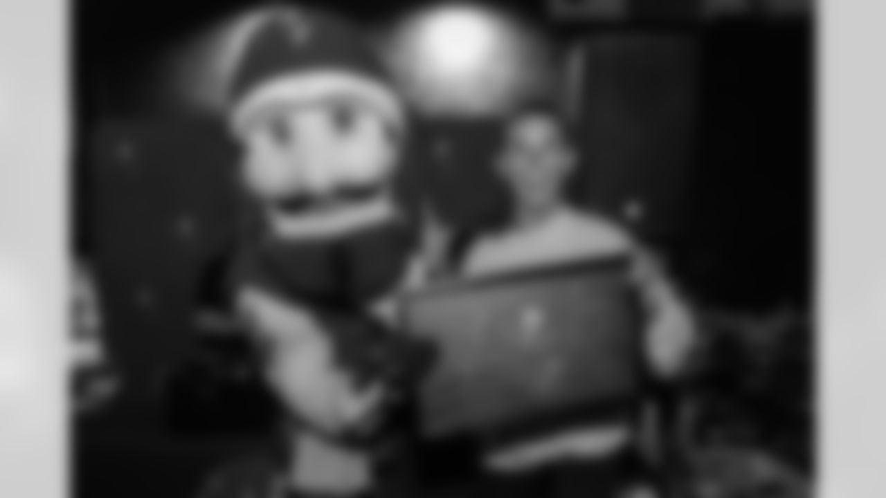 ST. PETERSBURG, FL - November 13, 2025 - Captain Fear during "Bucs Run" Raise The Flags event with Pinellas Run Club at Park & Rec in St. Petersburg. Photo By Doug DeFelice/Tampa Bay Buccaneers