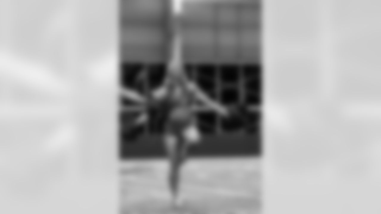 TAMPA, FL - January 02, 2026 - Tampa Bay Buccaneers Cheerleaders field rehearsal at AdventHealth Training Center. Photo By Tori Richman/Tampa Bay Buccaneers