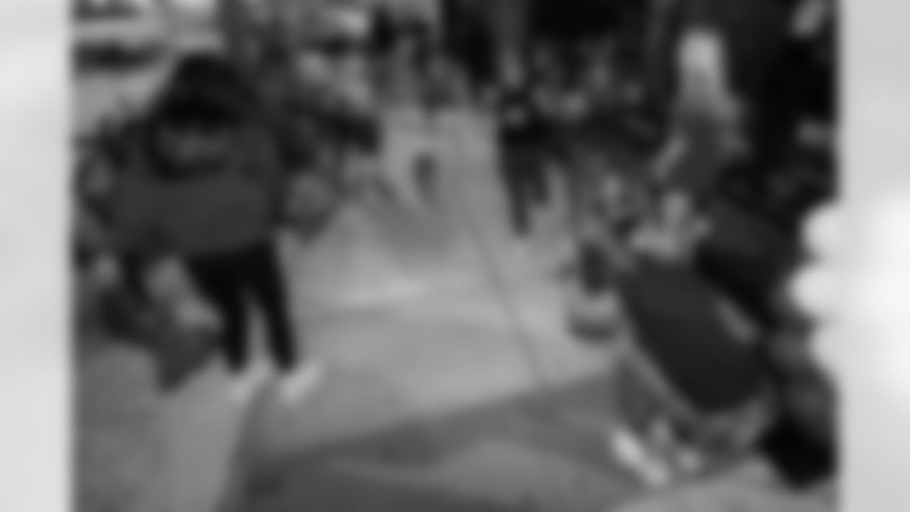 ST. PETERSBURG, FL - November 13, 2025 - Participants finish the run during "Bucs Run" Raise The Flags event with Pinellas Run Club at Park & Rec in St. Petersburg. Photo By Doug DeFelice/Tampa Bay Buccaneers