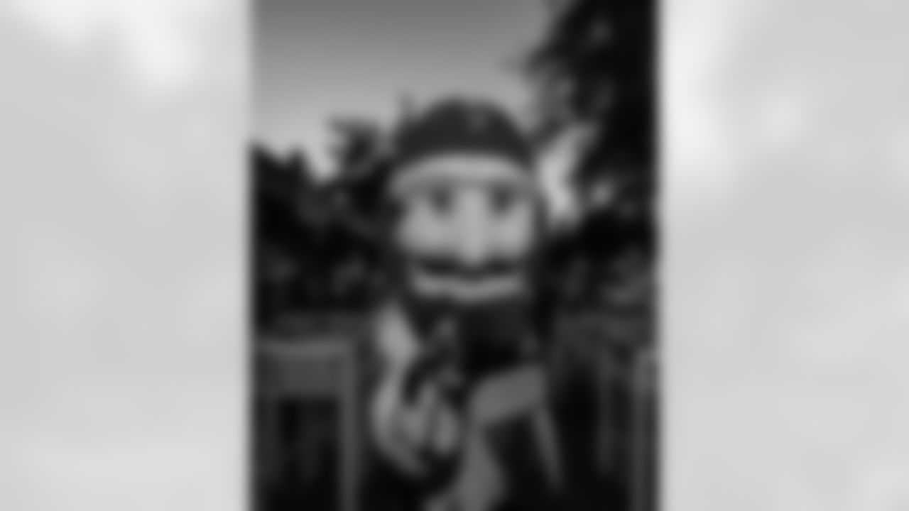 ST. PETERSBURG, FL - November 13, 2025 - Captain Fear during "Bucs Run" Raise The Flags event with Pinellas Run Club at Park & Rec in St. Petersburg. Photo By Doug DeFelice/Tampa Bay Buccaneers