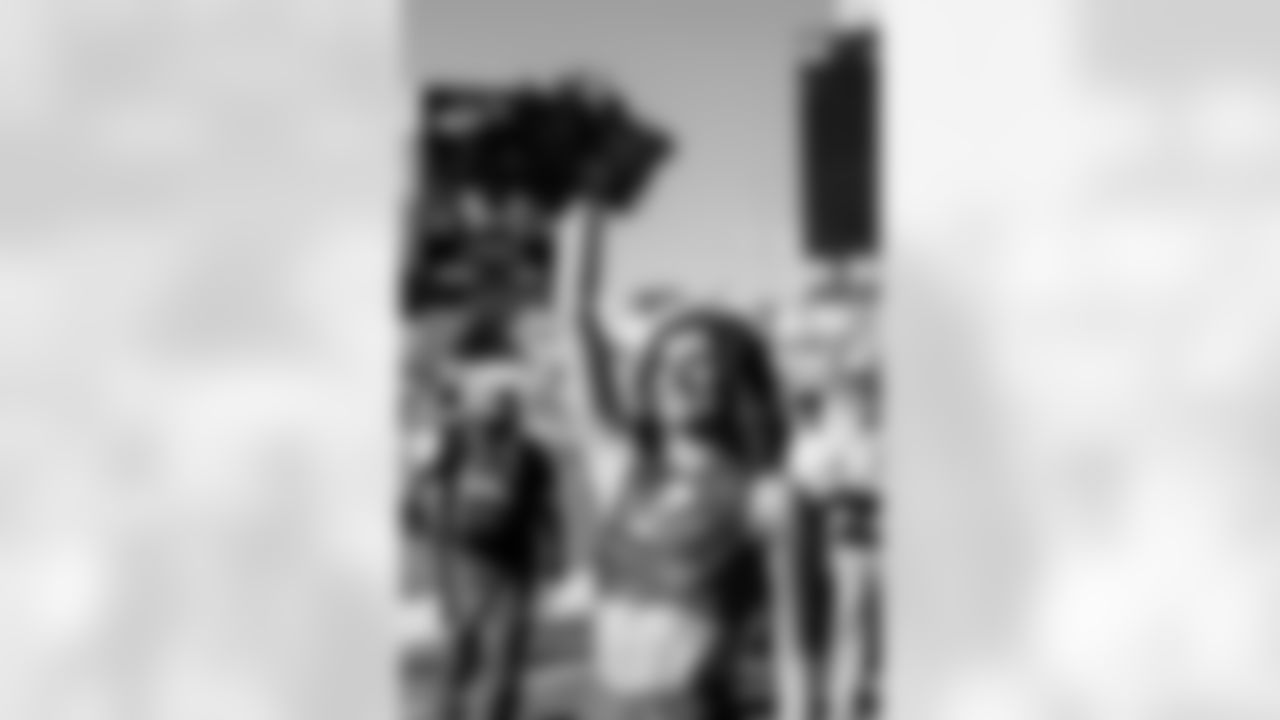 TAMPA, FL - November 30, 2025 - Tampa Bay Buccaneers Cheerleaders during the game between the Arizona Cardinals and Tampa Bay Buccaneers. The Bucs won the game, 20-17. Photo By Tori Richman/Tampa Bay Buccaneers