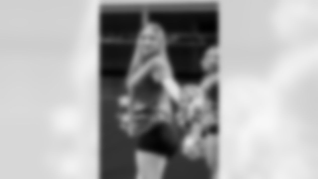 TAMPA, FL - November 06, 2025 - Tampa Bay Buccaneers Cheerleaders during Field Rehearsal at AdventHealth Training Center. Photo By Tori Richman/Tampa Bay Buccaneers