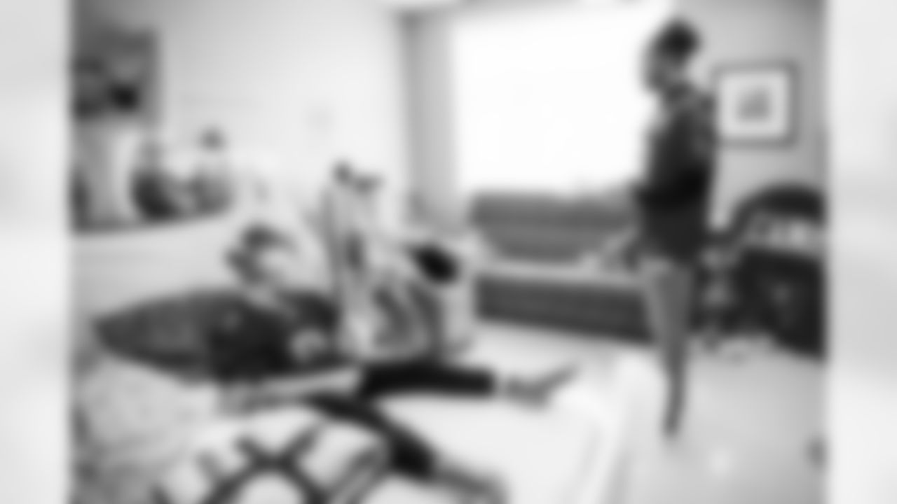 ST. PETERSBURG, FL - December 16, 2025 - Rookie Club visit to Johns Hopkins All Children's Hospital. Photo By Tori Richman/Tampa Bay Buccaneers