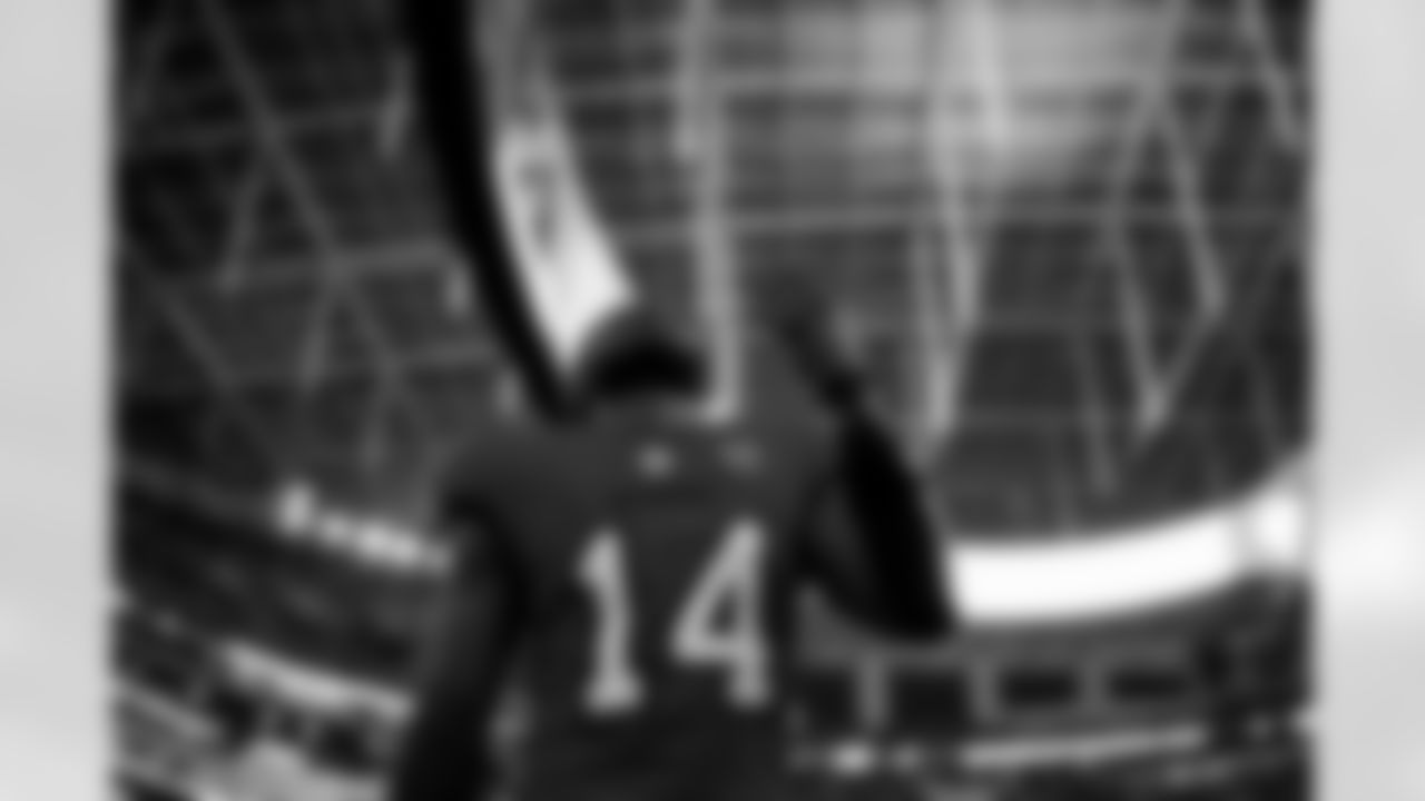 INGLEWOOD, CA - November 23, 2025 - Wide Receiver Chris Godwin #14 of the Tampa Bay Buccaneers before the game between the Tampa Bay Buccaneers and Los Angeles Rams. The Bucs lost the game, 34-7. Photo By Tori Richman/Tampa Bay Buccaneers