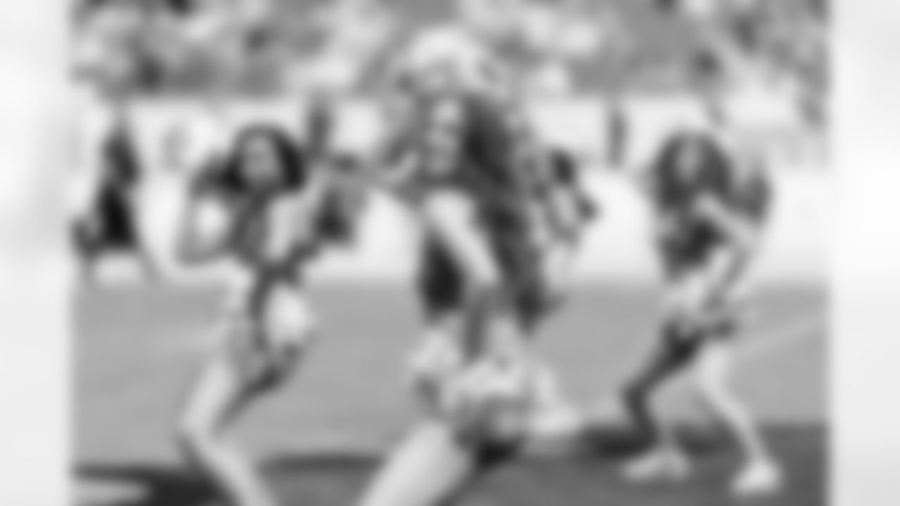 TAMPA, FL - September 28, 2025 - Tampa Bay Buccaneers Cheerleaders during the game between the Philadelphia Eagles and Tampa Bay Buccaneers. The Bucs lost the game, 31-25. Photo By Tori Richman/Tampa Bay Buccaneers