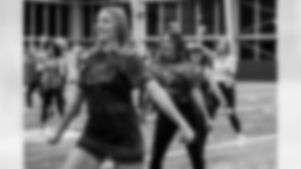 TAMPA, FL - November 19, 2025 - Tampa Bay Buccaneers Cheerleaders and Alumni during Field Rehearsal at AdventHealth Training Center. Photo By Tori Richman/Tampa Bay Buccaneers