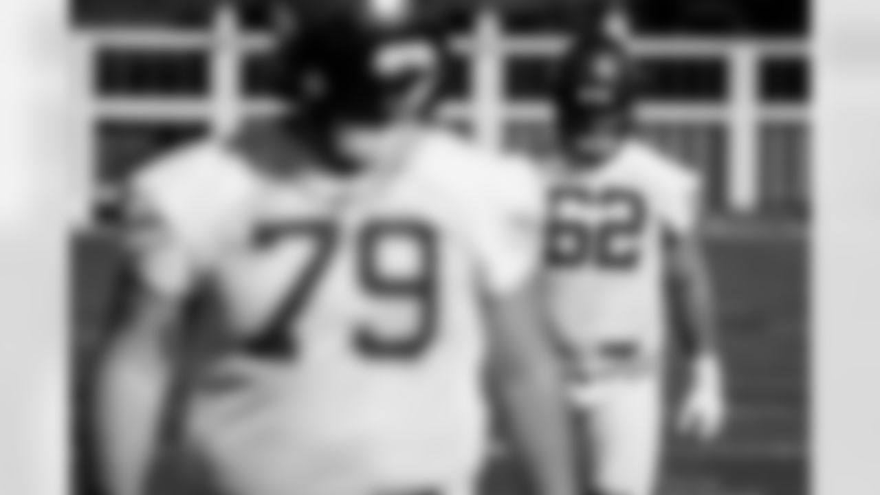 TAMPA, FL - December 24, 2025 - Center Graham Barton #62 of the Tampa Bay Buccaneers during practice at AdventHealth Training Center. Photo By Kyle Zedaker/Tampa Bay Buccaneers