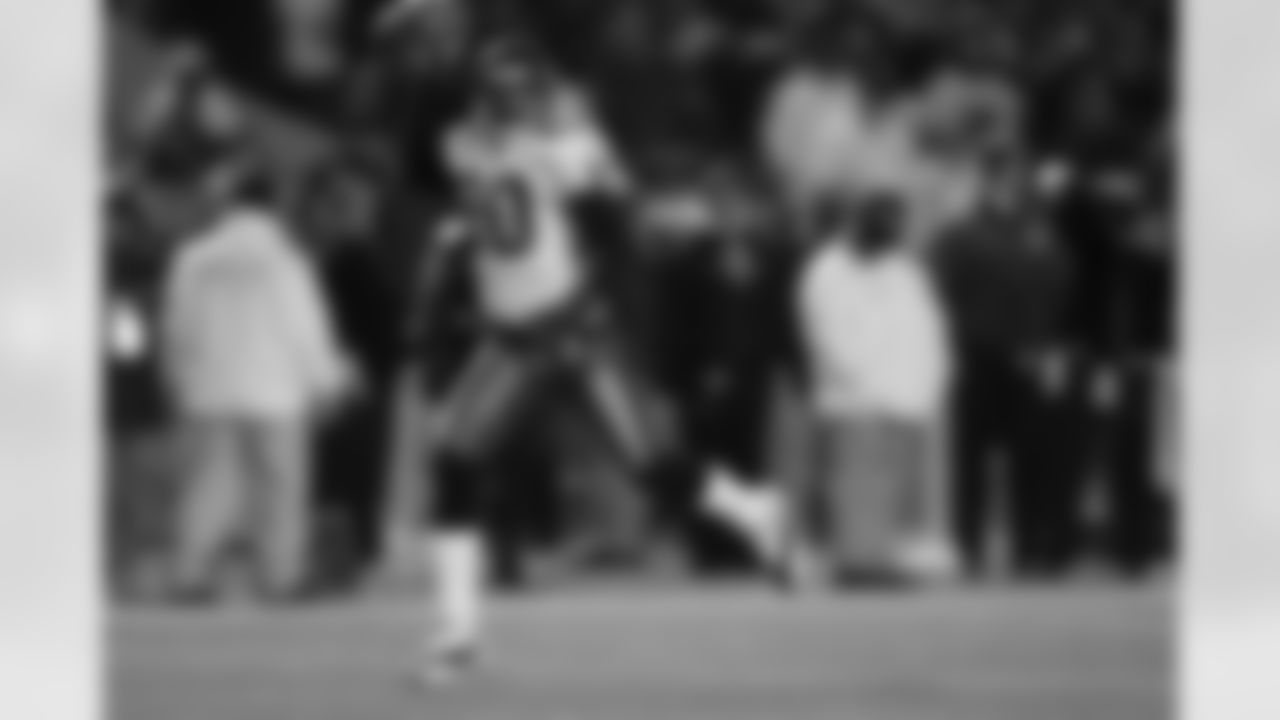 PHILADELPHIA, PA - JANUARY 19: Cornerback Ronde Barber #20 of the Tampa Bay Buccaneers returns an interception 92-yards for a touchdown against the Philadelphia Eagles during the NFC Championship Game at Veterans Stadium on January 19, 2003 in Philadelphia, Pennsylvania. The Buccaneers won 27-10. (J Meric/Tampa Bay Buccaneers)