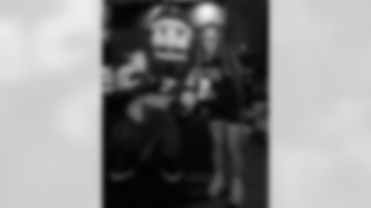 ST. PETERSBURG, FL - November 13, 2025 - Captain Fear during "Bucs Run" Raise The Flags event with Pinellas Run Club at Park & Rec in St. Petersburg. Photo By Doug DeFelice/Tampa Bay Buccaneers