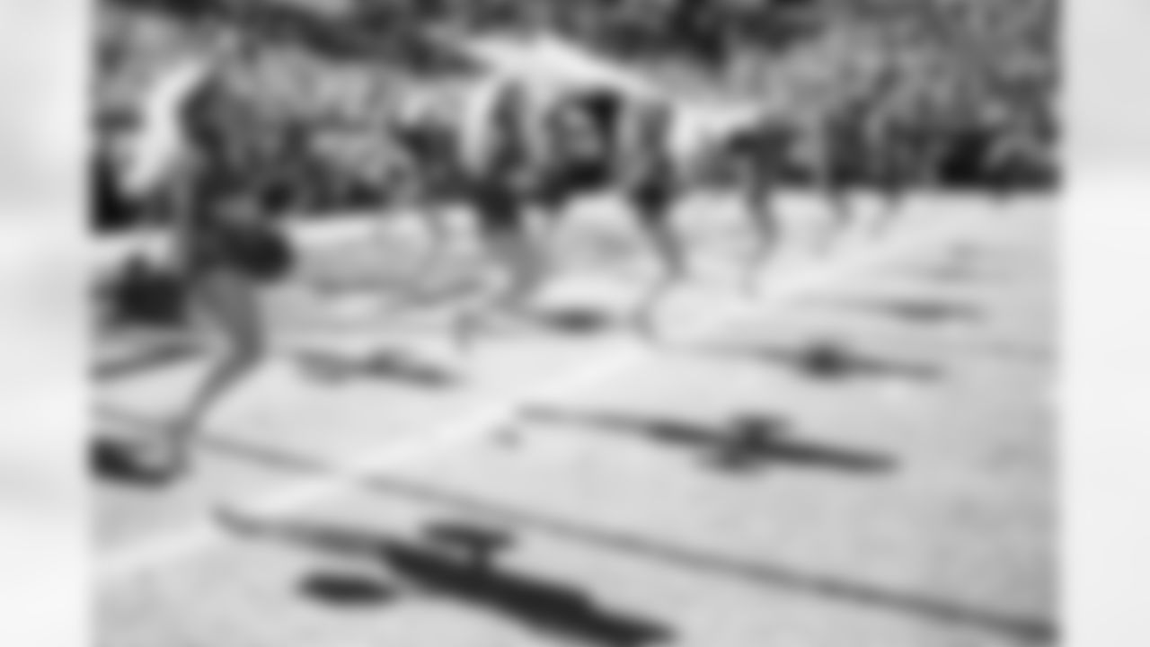 TAMPA, FL - November 30, 2025 - Tampa Bay Buccaneers Cheerleaders during the game between the Arizona Cardinals and Tampa Bay Buccaneers. The Bucs won the game, 20-17. Photo By Kyle Zedaker/Tampa Bay Buccaneers