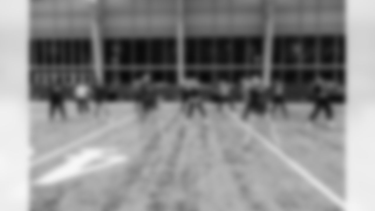 TAMPA, FL - November 19, 2025 - Tampa Bay Buccaneers Cheerleaders and Alumni during Field Rehearsal at AdventHealth Training Center. Photo By Tori Richman/Tampa Bay Buccaneers