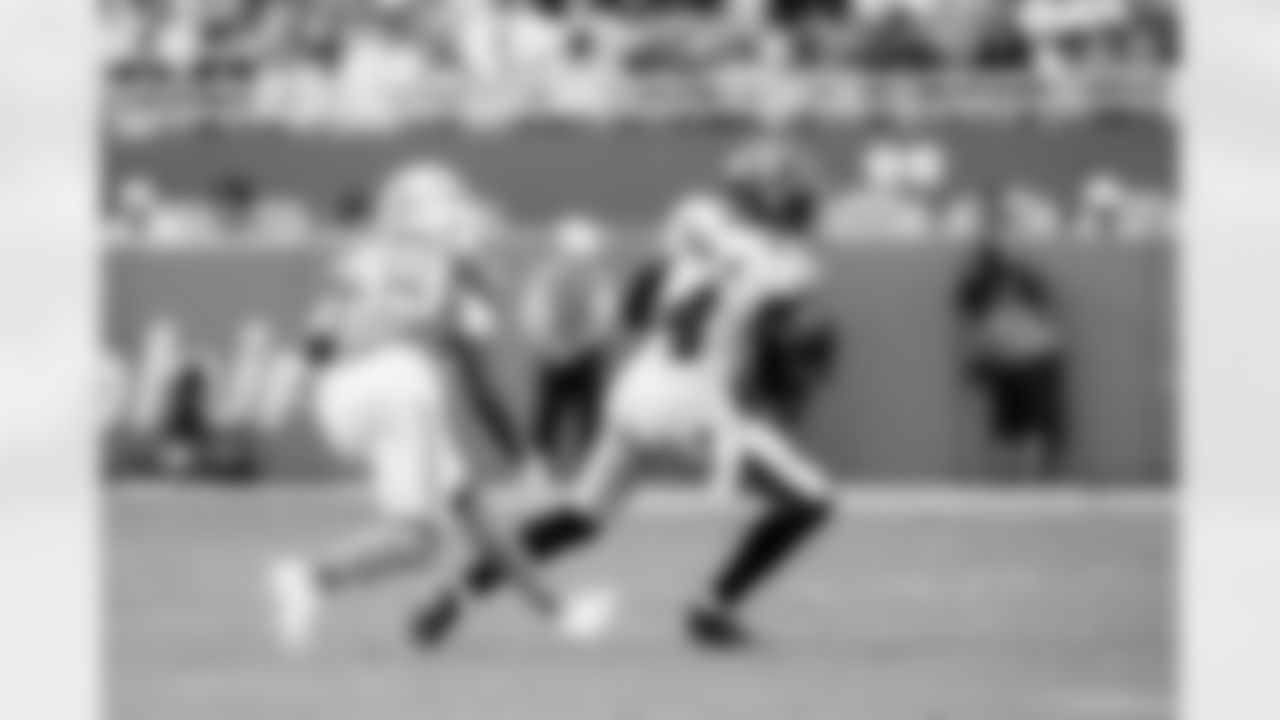 MIAMI GARDENS, FL - December 28, 2025 - Wide Receiver Chris Godwin #14 of the Tampa Bay Buccaneers during the game between the Tampa Bay Buccaneers and Miami Dolphins. The Bucs lost the game, 20-17. Photo By Tori Richman/Tampa Bay Buccaneers