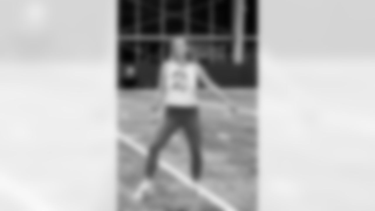 TAMPA, FL - November 19, 2025 - Tampa Bay Buccaneers Cheerleaders and Alumni during Field Rehearsal at AdventHealth Training Center. Photo By Tori Richman/Tampa Bay Buccaneers