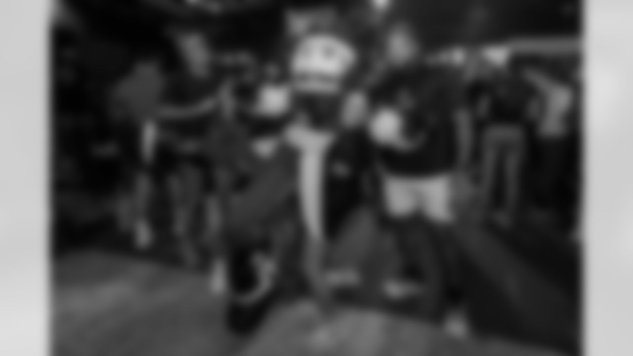 ST. PETERSBURG, FL - November 13, 2025 - Captain Fear during "Bucs Run" Raise The Flags event with Pinellas Run Club at Park & Rec in St. Petersburg. Photo By Doug DeFelice/Tampa Bay Buccaneers