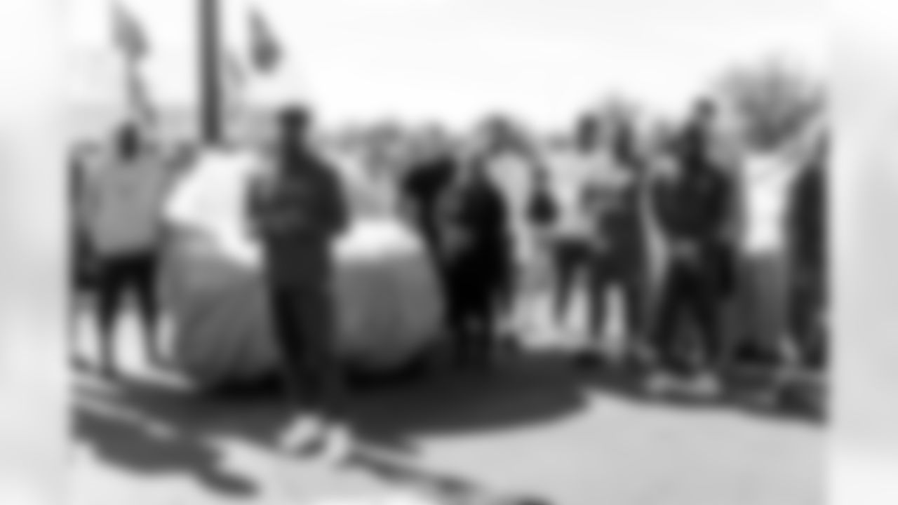 TAMPA, FL - January 02, 2026 - The Tampa Bay Buccaneers linebackers work with local partners to provide cars to families at AdventHealth Training Center. Photo By Kyle Zedaker/Tampa Bay Buccaneers