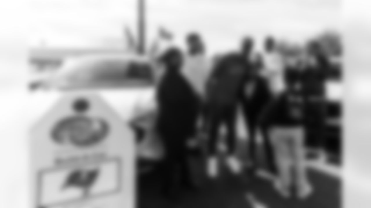 TAMPA, FL - January 02, 2026 - The Tampa Bay Buccaneers linebackers work with local partners to provide cars to families at AdventHealth Training Center. Photo By Kyle Zedaker/Tampa Bay Buccaneers