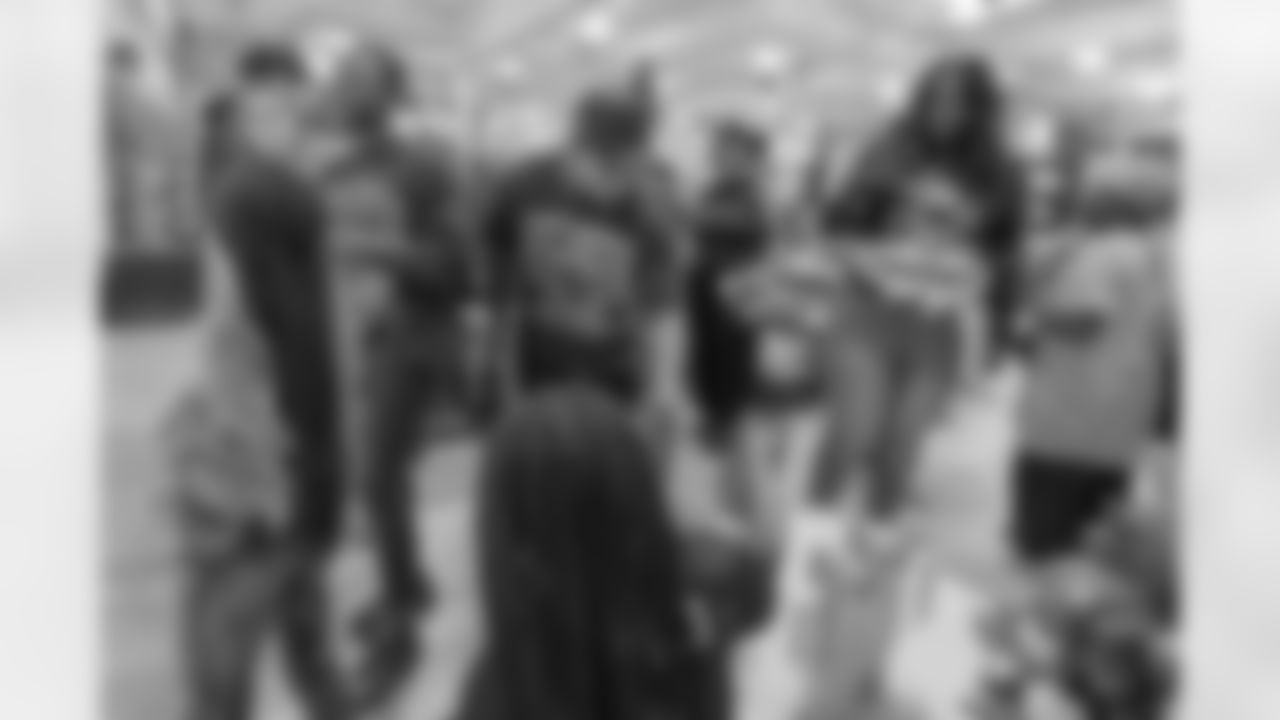 TAMPA, FL - December 16, 2025 - Antoine Winfield Jr. Holiday Shopping Spree at Dick's House of Sport International Plaza. Photo By Mike Carlson/Tampa Bay Buccaneers