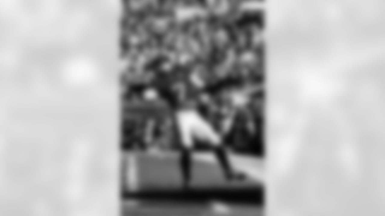 TAMPA, FL - November 30, 2025 - Running Back Bucky Irving #7 of the Tampa Bay Buccaneers celebrates a touchdown during the game between the Arizona Cardinals and Tampa Bay Buccaneers. The Bucs won the game, 20-17. Photo By Doug DeFelice/Tampa Bay Buccaneers