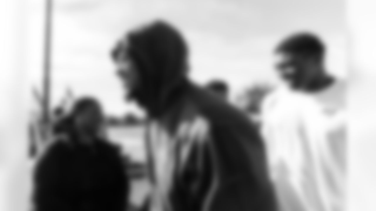 TAMPA, FL - January 02, 2026 - The Tampa Bay Buccaneers linebackers work with local partners to provide cars to families at AdventHealth Training Center. Photo By Kyle Zedaker/Tampa Bay Buccaneers