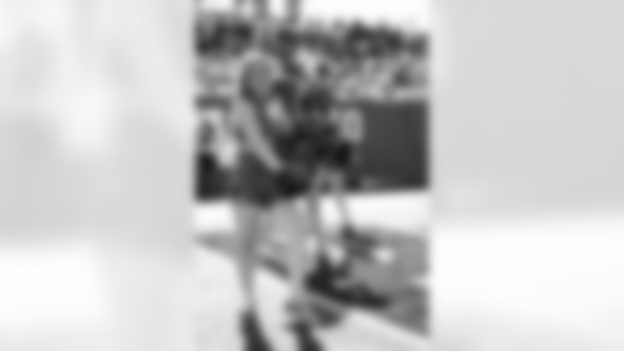 TAMPA, FL - November 30, 2025 - Tampa Bay Buccaneers Cheerleaders during the game between the Arizona Cardinals and Tampa Bay Buccaneers. The Bucs won the game, 20-17. Photo By Kyle Zedaker/Tampa Bay Buccaneers